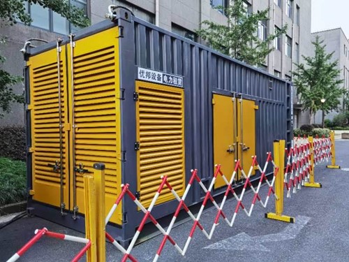 裕华如何使用转速表检查发动机的转速？